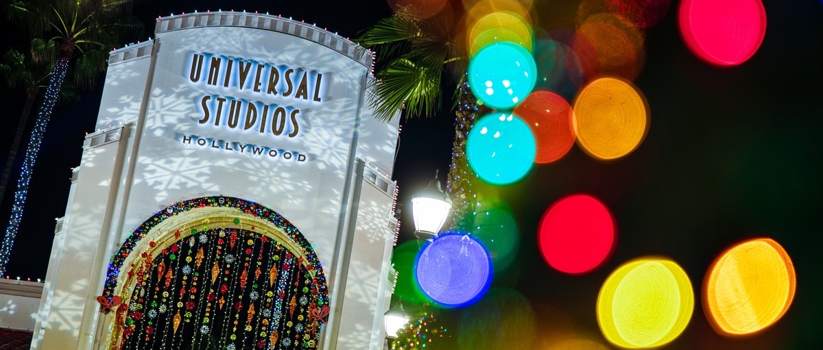 Come to the Universal Studios in December to watch the Harry Potter magic light show, and can also be stolen Christmas with the green monster Greench!