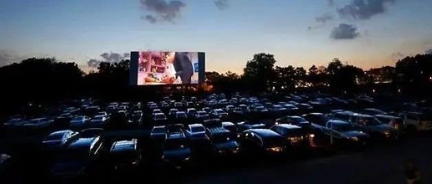The first experience of the Bay Area car theater, summer night and family eating snacks and watching movies in the car, relaxing and warm~