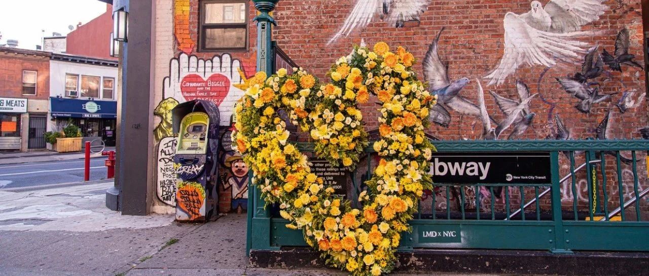 This time, the streets of New York were quietly filled with heart-shaped garlands
