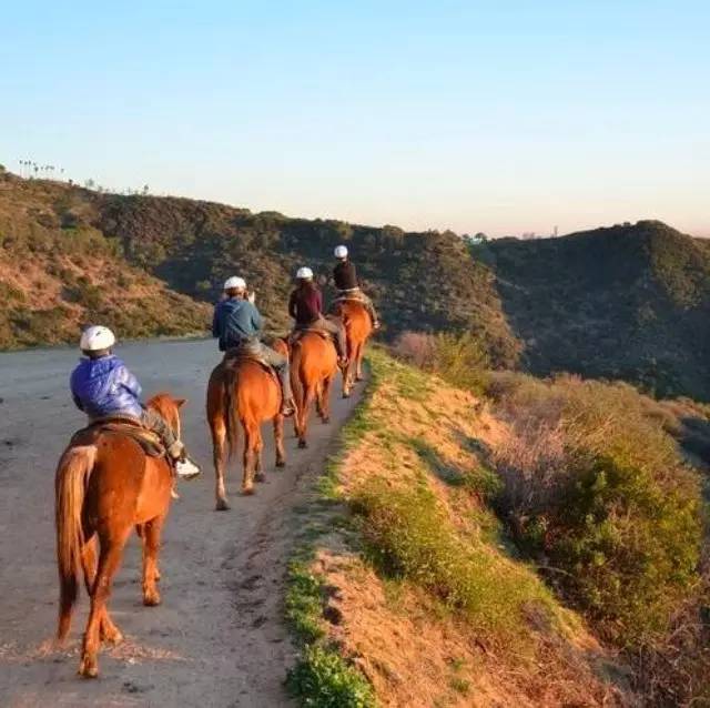 听说好莱坞西部片在这里拍？阳光、牧场、BBQ，周日来场骏马骑行！