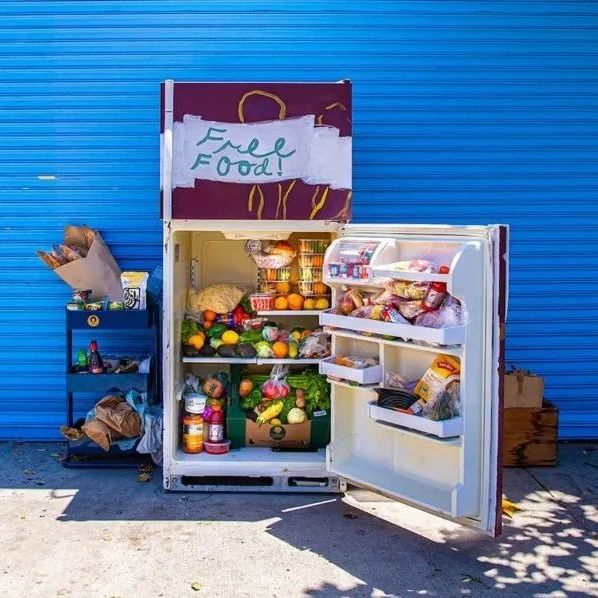 暖心! 洛杉矶闪现多个自助冰箱, 居民可以免费自取食物
