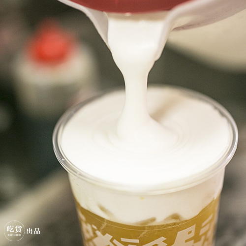 吃货测试：你的面前有一杯美味的奶盖茶饮，你准备如何将它喝掉？