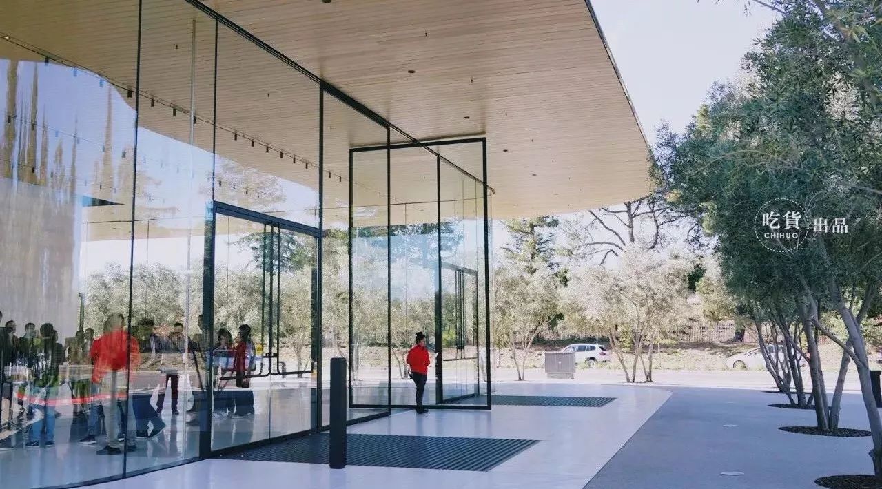 苹果硅谷总部的新访客中心开门迎客了！来飞碟旁体验AR沙盘，喝杯苹果店的咖啡