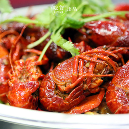 牛蛙肥肠龙虾螃蟹：让美味食材在麻辣调料中翻滚起来吧~